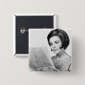 Frau liest Zeitung Button (Vorne & Hinten)