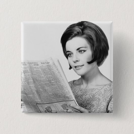 Frau liest Zeitung Button (Vorderseite)