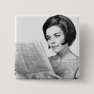 Frau liest Zeitung Button