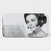 Frau liest Zeitung Case-Mate iPhone Hülle (Rückseite (Horizontal))