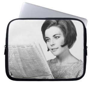 Frau liest Zeitung Laptopschutzhülle