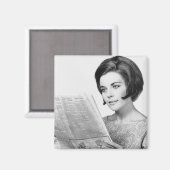 Frau liest Zeitung Magnet (Vorderseite/Rückseite)
