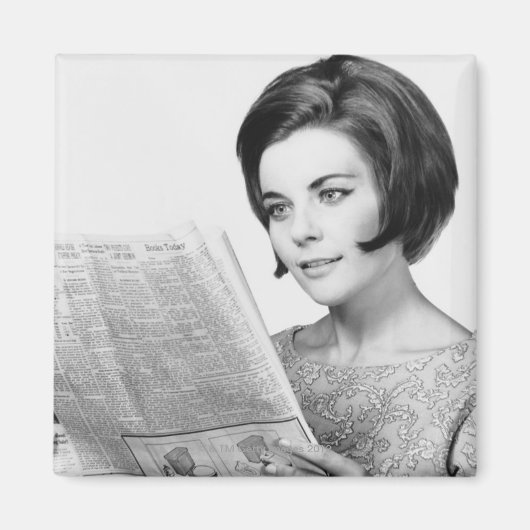 Frau liest Zeitung Magnet (Vorne)