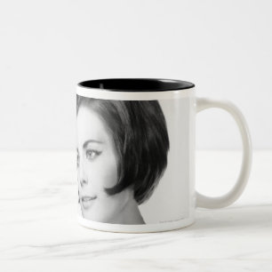 Frau liest Zeitung Zweifarbige Tasse
