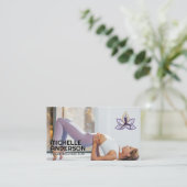 Frau macht Yoga auf dem Boden Visitenkarte (Stehend Vorderseite)