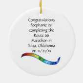 Frau Marathon Runner Puzzle Rainbow Ribbon Keramikornament (Hinten)