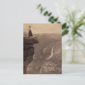 Frau mit Blick auf die Fälle von Yosemite Postkarte (Stehend Vorderseite)