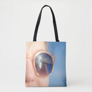 Frau mit brauner gerahmter Sonnenbrille Tasche