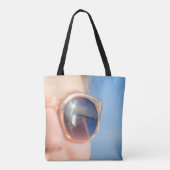 Frau mit brauner gerahmter Sonnenbrille Tasche (Rückseite)