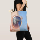 Frau mit brauner gerahmter Sonnenbrille Tasche (Von Nahem)