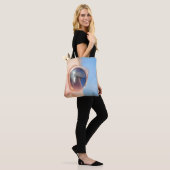 Frau mit brauner gerahmter Sonnenbrille Tasche (Am Model)