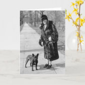 Frau mit Bulldogin, 1920er Karte (Gelbe Blume)
