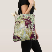 Frau mit Daisy - Alphonse Mucha Tasche (Von Nahem)