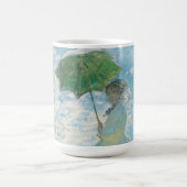 Frau mit dem Parasol Claude Monet Kaffeetasse (Mittel)
