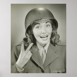 Frau mit einem Armeehelm Poster