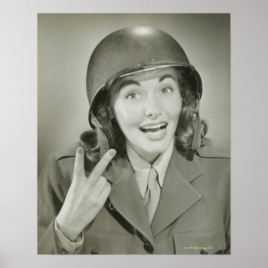 Frau mit einem Armeehelm Poster (Vorne)