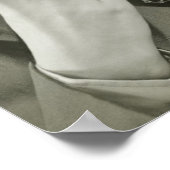 Frau mit einem Armeehelm Poster (Ecke)