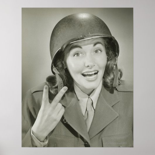 Frau mit einem Armeehelm Poster (Vorne)