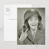 Frau mit einem Armeehelm Postkarte (Vorne/Hinten)