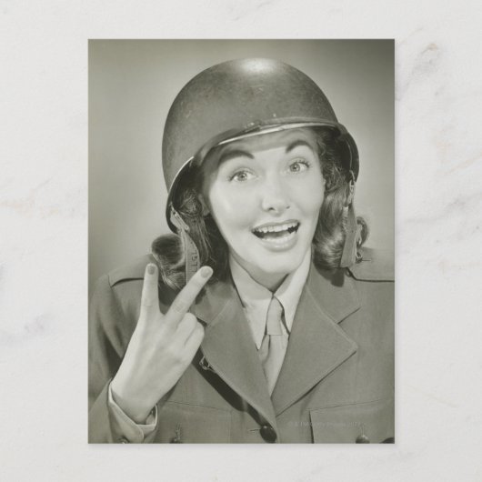 Frau mit einem Armeehelm Postkarte (Vorderseite)