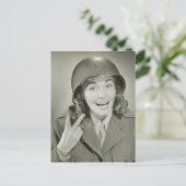 Frau mit einem Armeehelm Postkarte (Stehend Vorderseite)