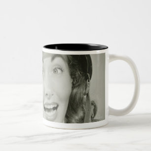 Frau mit einem Armeehelm Zweifarbige Tasse