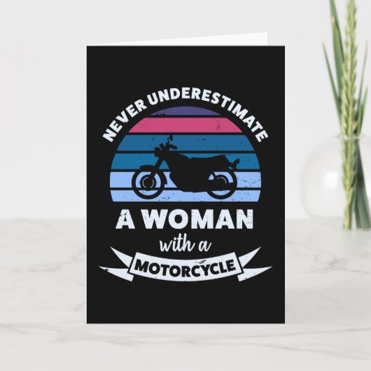 Frau mit einem Geschenk für Motorradfreunde und Ma Karte (Vorderseite)