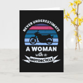 Frau mit einem Geschenk für Motorradfreunde und Ma Karte (Gelbe Blume)