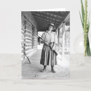 Frau mit einem Gewehr auf einer Veranda Karte