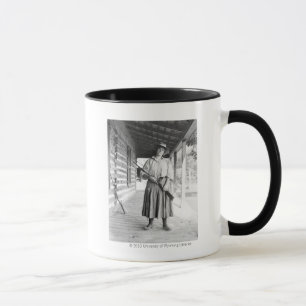 Frau mit einem Gewehr auf einer Veranda Tasse
