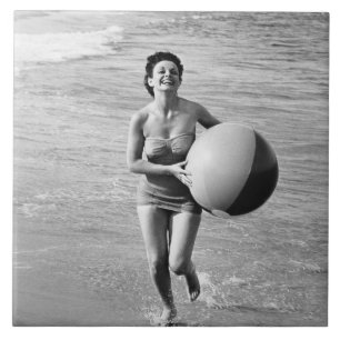 Frau mit einem Strandball Fliese