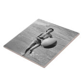 Frau mit einem Strandball Fliese (Seite)