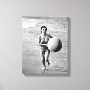 Frau mit einem Strandball Leinwanddruck
