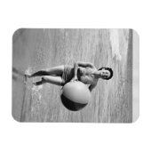 Frau mit einem Strandball Magnet (Horizontal)