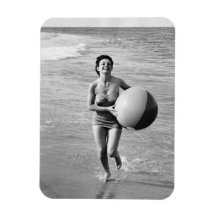Frau mit einem Strandball Magnet