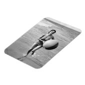 Frau mit einem Strandball Magnet (Linke Seite)