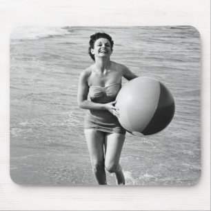 Frau mit einem Strandball Mousepad