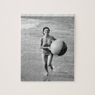 Frau mit einem Strandball Puzzle