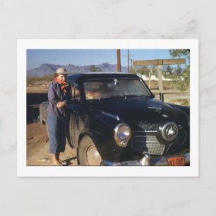Frau mit einem Vintagen Altwagen Postkarte