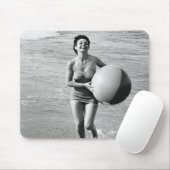Frau mit einem Wasserball Mousepad (Mit Mouse)