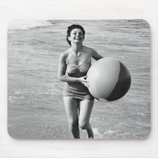 Frau mit einem Wasserball Mousepad (Vorne)