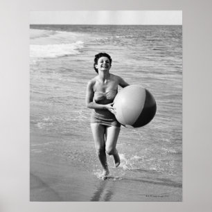 Frau mit einem Wasserball Poster