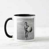 Frau mit einem Wasserball Tasse (Links)