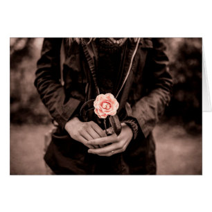 Frau mit einer rosa Kamelie