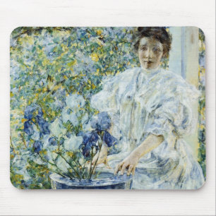 Frau mit einer Vase mit Schwertlilien Mousepad