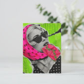 Frau mit Erdbeertasche Surrealer Collage Postkarte (Stehend Vorderseite)
