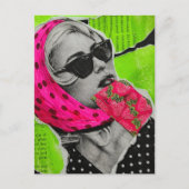 Frau mit Erdbeertasche Surrealer Collage Postkarte (Vorderseite)