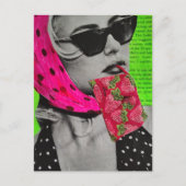 Frau mit Erdbeertasche Surrealer Collage Postkarte (Vorderseite)