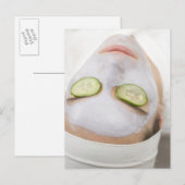 Frau mit Gesichtsmaske und Gurkenscheiben auf Postkarte (Vorne/Hinten)