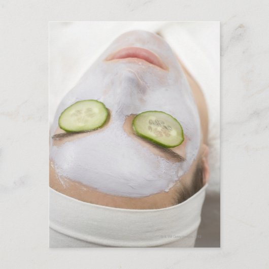 Frau mit Gesichtsmaske und Gurkenscheiben auf Postkarte (Vorderseite)